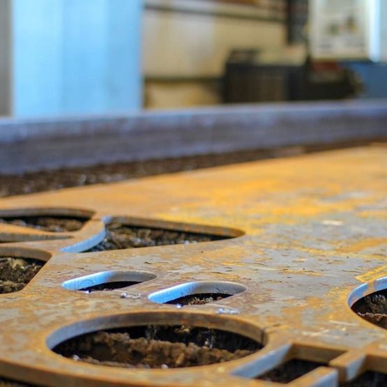 Illustrasjon av plastaskjært metal